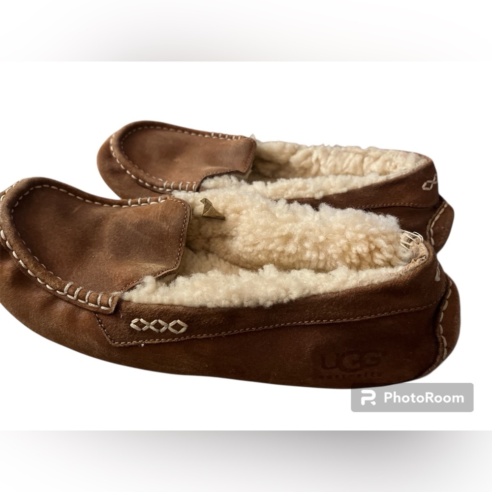 UGG - Brown Ansley Size 9 
In used condition - with some wear as shown in pics.